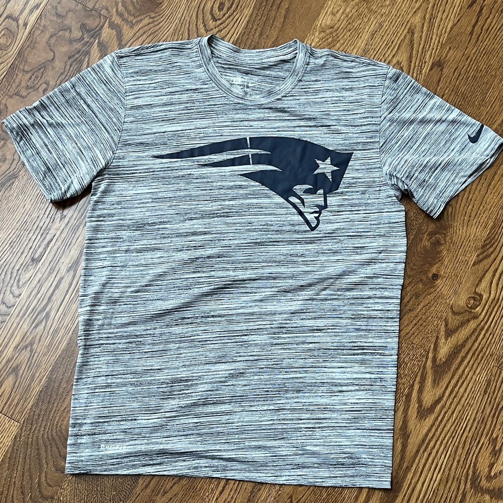 Nike Men's Heathered Gray T-Shirt with New England Patriots Graphic Dri Fit M